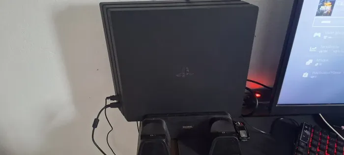 Vendo PS4 PRO + base de carregamento e PScamera