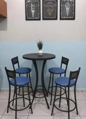 Banqueta e mesa