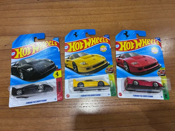 Hot Wheels Ferrari F40 Amarela, Preta e Vermelha 
