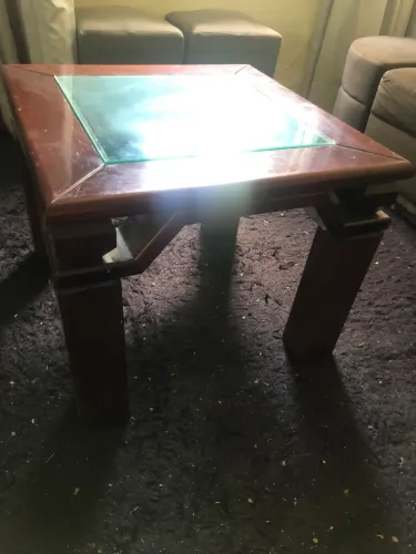 Vendo uma mesa de mesinha de madeira 