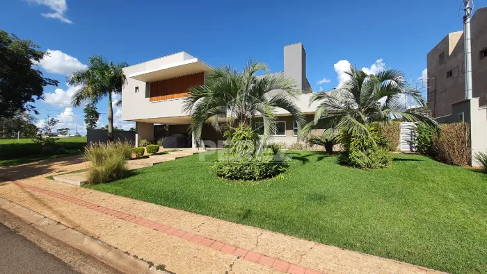Sobrado de Alto Padrão no Condomínio Terras do Golfe
