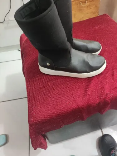 Botas pretas cano alto confortável