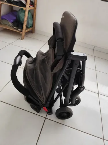 Carrinho com bebê conforto + banheira