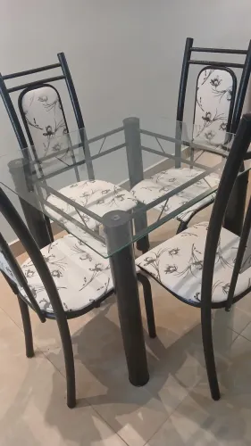 Mesa com 4 cadeiras