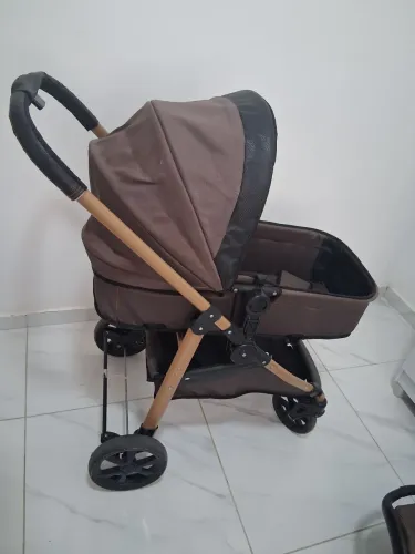 Carrinho de bebê Galzerano tipo moisés com bebê conforto acoplável.