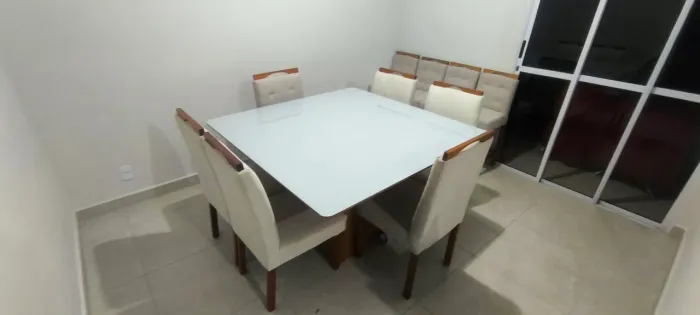 Mesa com 6 cadeiras + 4 Banquetas 