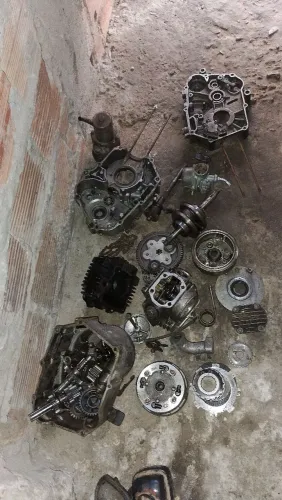 Motor de 50 cc desmanchando 