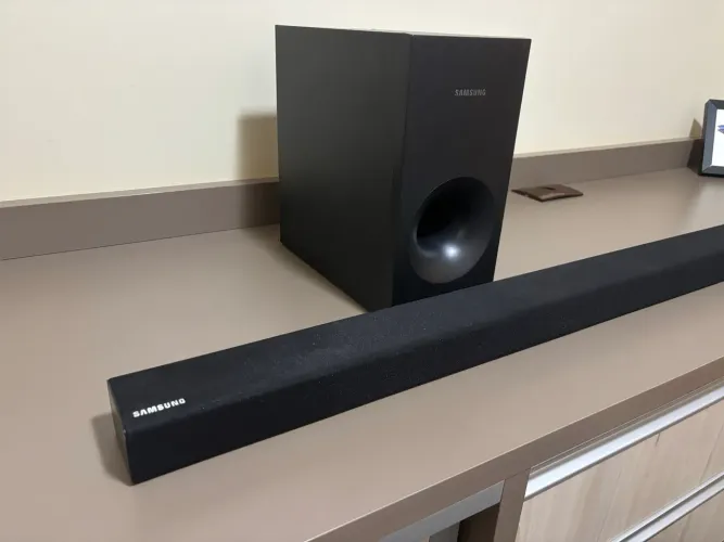 Soundbar Samsung HW-K360 com Subwoofer, 2.1 Canais, Bluetooth, 130W RMS