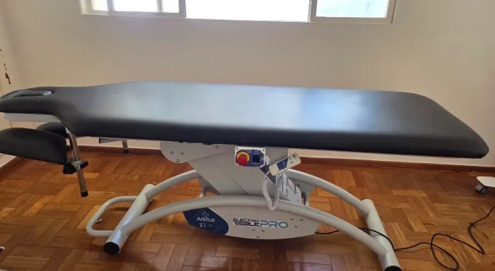 Maca elétrica com orifício para rosto e regulagem de braços AKTUS