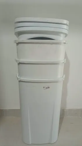 03 lixeiras de 60L basculante