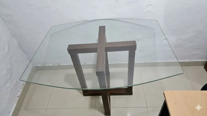 Mesa com tampo de vidro e base de madeira<br><br>R$300<br><br>Retirada na Est Mapuá - Taquara