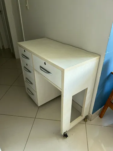 Mesa de Escritório / Escrivaninha com Gavetas - R$ 120