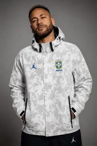 corta vento impermeável da marca jordan, da seleção brasileira. possui gorro removível