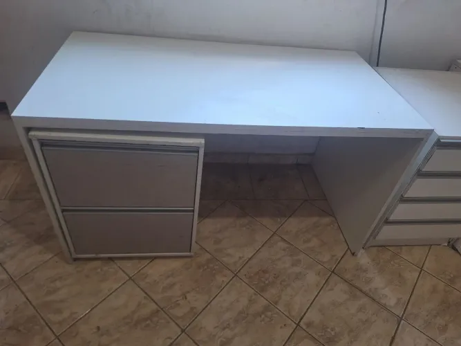 Mesa de escritorio branca com gaveta