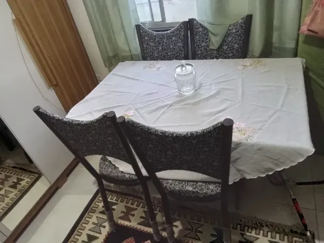 Mesa de jantar 4 lugares, com as 4 cadeiras. Usada em perfeito estado.