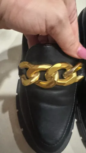 mocassim feminino PRETO COM FIVELA dourado da marca Constance
