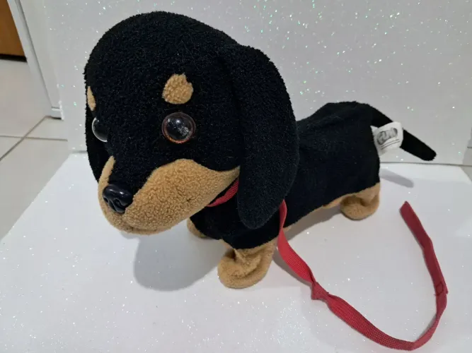 Cachorro de pelúcia salsicha da marca Fun Divirta-se, modelo Adotados Waggle.