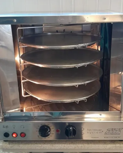 Forno Elétrico Giratório Titã 4 Esteiras Inox para Salgados e Pão de Queijo Titã FGE 4 220