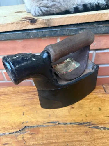 Ferro de passar antigo bico)