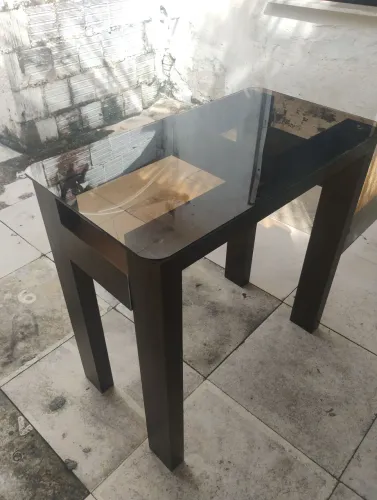 Mesa aparador alumínio perfilado com vidro fumer fase dupla.