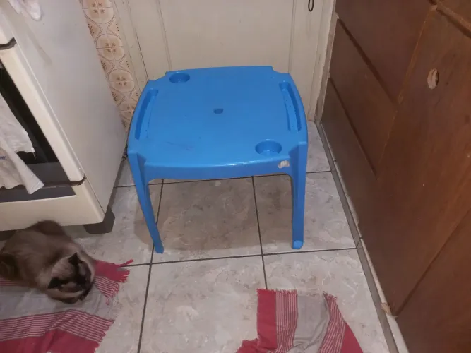 Mesa de plástico para crianças com apoio de copo