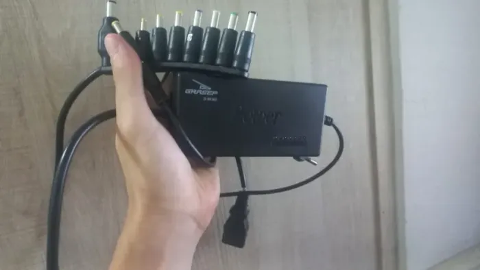 Fonte de alimentação universal para notebook da marca Grasep, modelo D-RR100