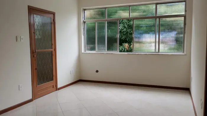 Ótima casa com quintal para locação de 100 m² com 4 quartos na Taquara - RJ