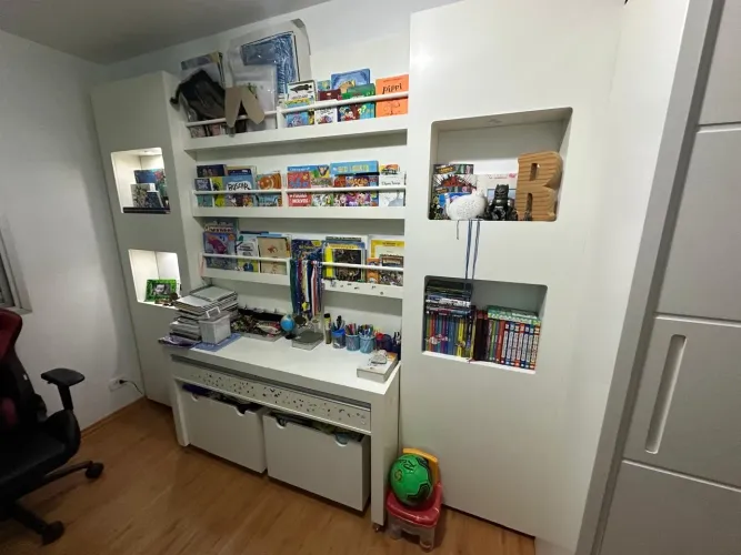 Duas torres com nichos, escrivaninha e estante para livros .