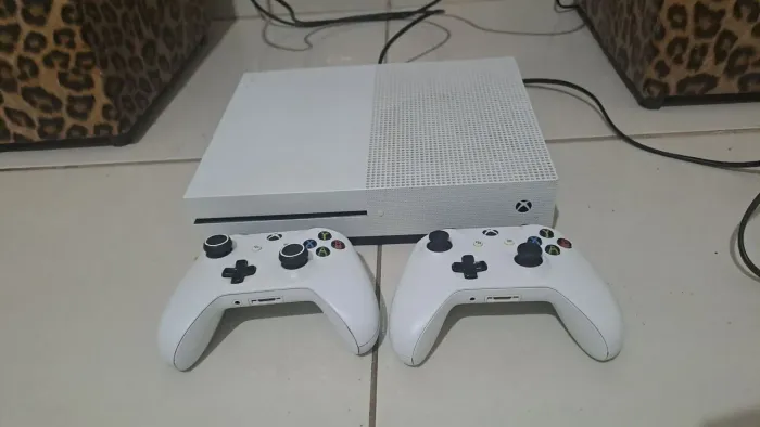 XBOX ONE S + 2 CONTROLES + HD 1 TERA + 1 JOGO