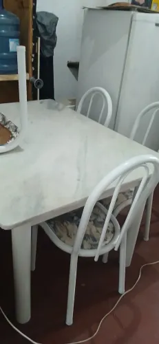 vendo uma mesa com 4 cadeiras seminova muito boa 