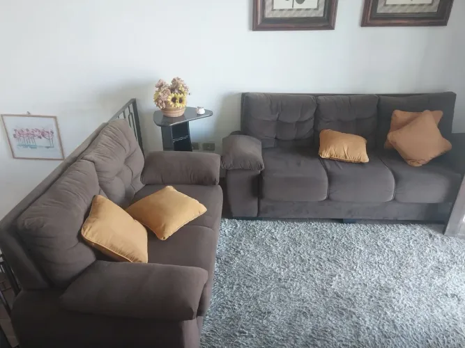 Vendo urgente motivo mudança Sofa 3 e 2 lugares ( Brinde Tapete 5 almofadas e mini Rack )
