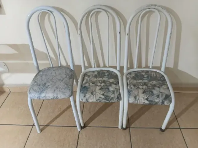 lote com 3 cadeiras de aço de cozinha mais celular, tudo por 150