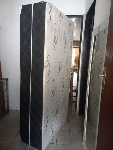 Uma cama Box de solteiro