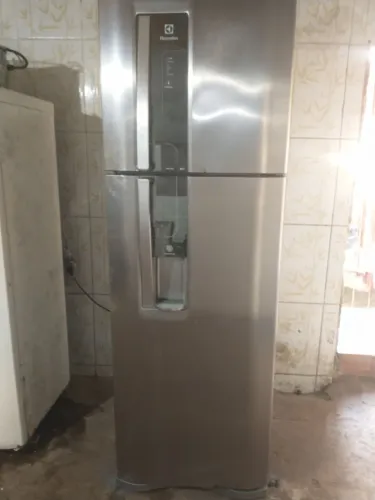 Vendo geladeira Electrolux inox completa Frost Free