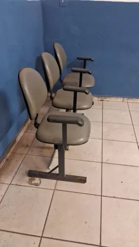 CADEIRA DE ESCRITÓRIO COM 3 LUGARES USADA.