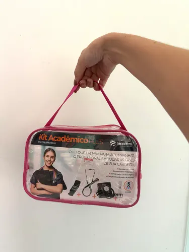 Kit com estetoscópio, termômetro digital, esfigmomanômetro, garrote com trava e bolsa