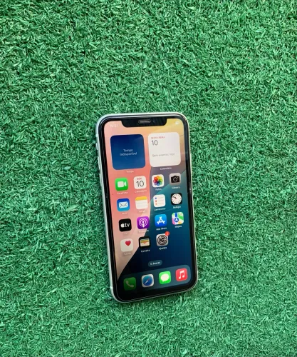 IPHONE XR 64GB , FACE ID , BATERIA 89% , APENAS UM TRINCO ATRAVESSADO NA TELA.