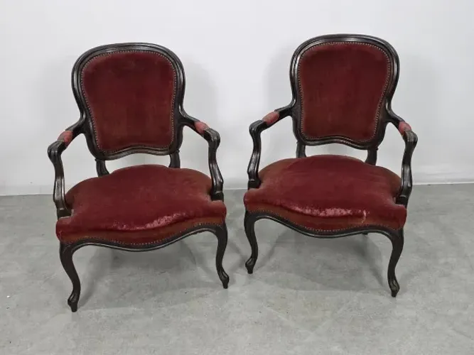 Par de Poltronas Luis XV, em madeira nobre, original da época, tecido veludo vinho