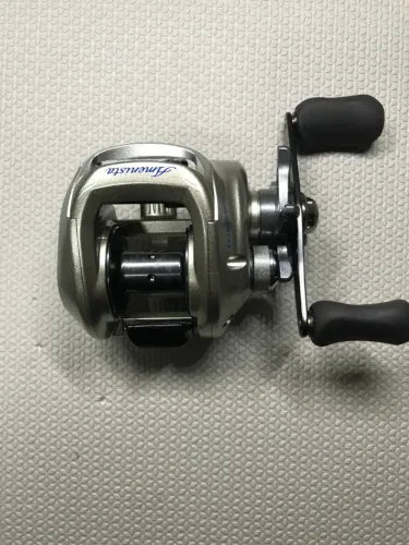 Carretilha Shimano Amenista (Curado 200E) manivela direita