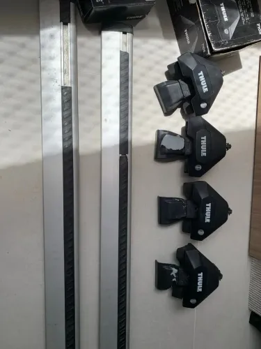 Kit Thule - 4 pés (com chaves) e 2 barras.