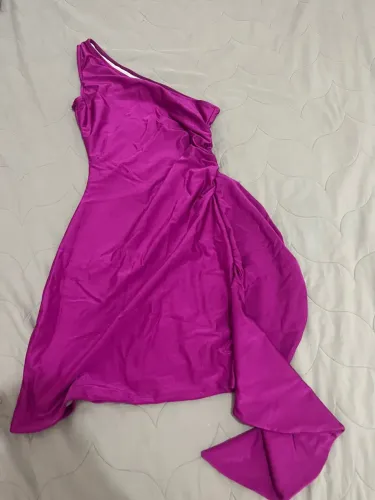 Vestido fúcsia de ombro só