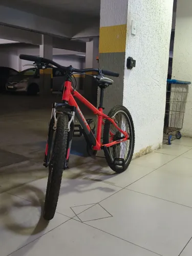 Bicicleta infantil Caloi Wild aro 24, quadro em alumínio, suspensão, 8 marchas Shimano.