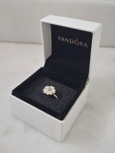 Anel Pandora - em Prata - Flor de esmalte branco - FAÇO OLX PAY!