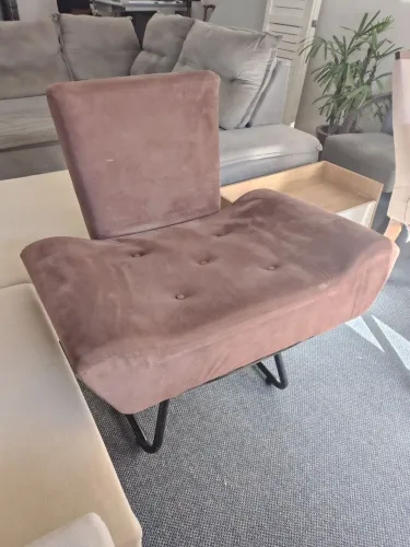 Poltrona canoa Suede marrom pé de ferro! Grande.