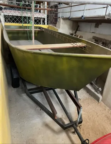 VENDE-SE BARCO DE FERRO - 6 METROS