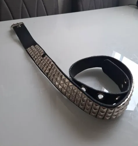 Cinto Preto com Spikes Metálicos