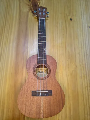 Vendo Ukulele Shelby 