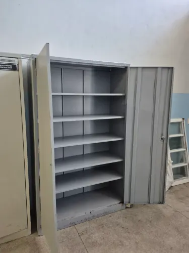 Armário de aço com duas portas e 8 prateleiras