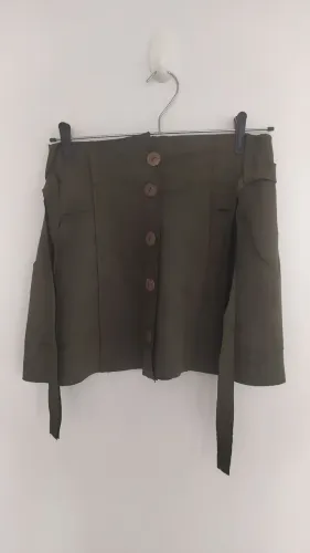 Mini saía em Suede verde oliva com botões Tam P 
