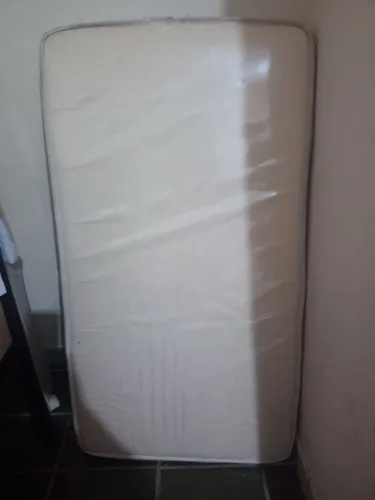 Colchão de berço com o berço